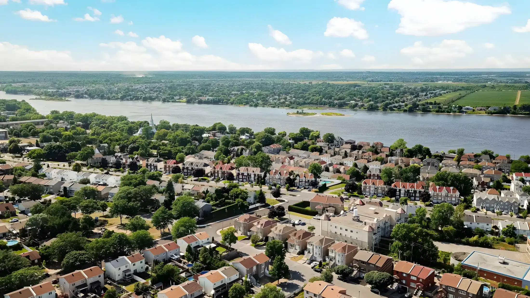 Vue aérienne par drone — quartier riverain, Grand Montréal